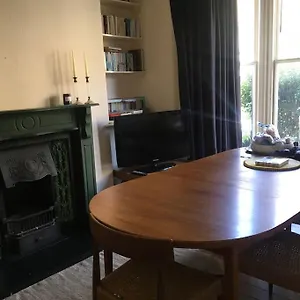  Holiday home Stylish Two Large Double Bedroom House In With On Street Parking