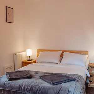  Apartment Spacious Flat With Free Parking